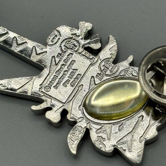 2006 Hard Rock Cafe Pink Label Barbie Pin ONLY Guitar Pink Skull Crossbones - Picture 3 of 4